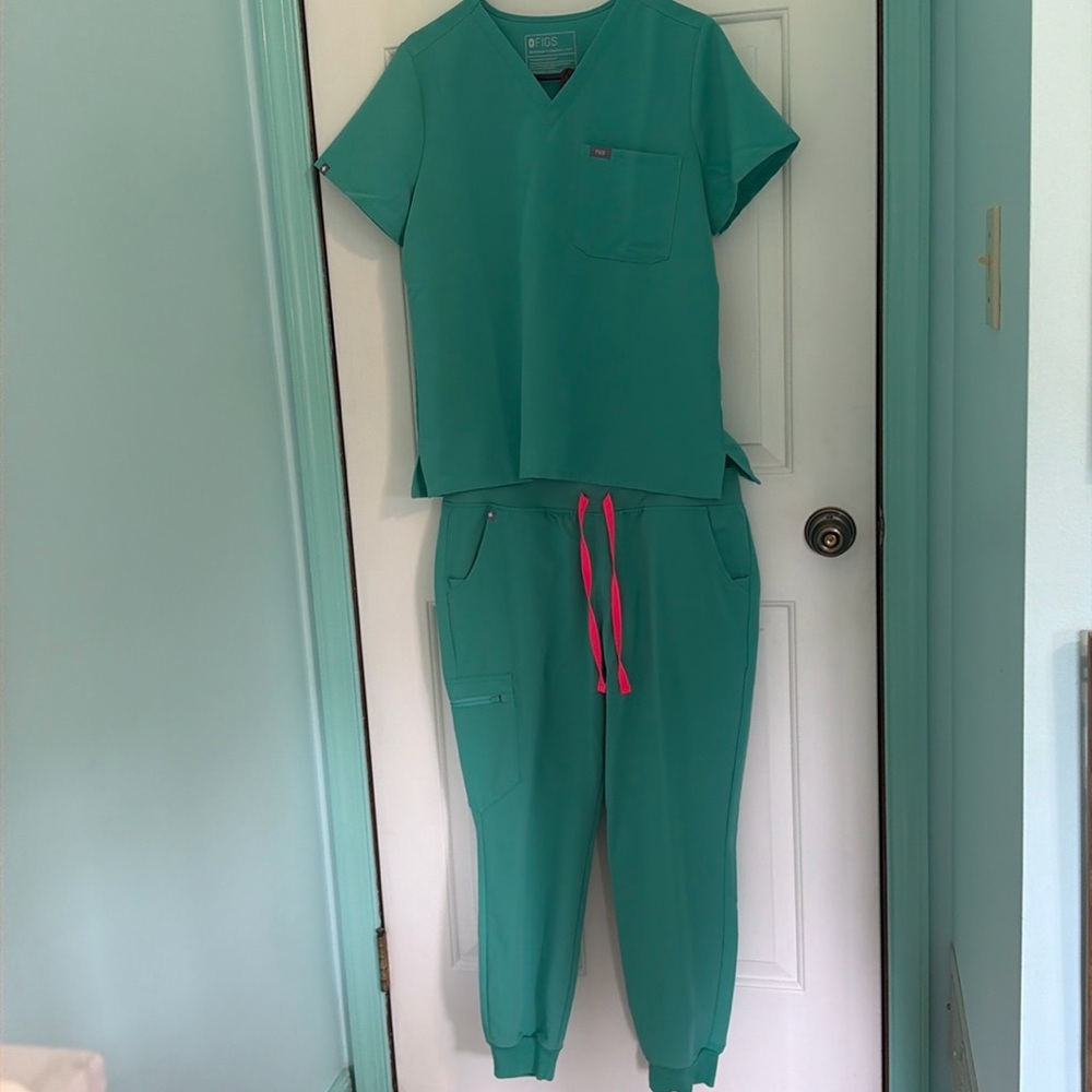 Figs Women’s Surgical Green Scrub Set- M/P Catarina and L/P Zamora